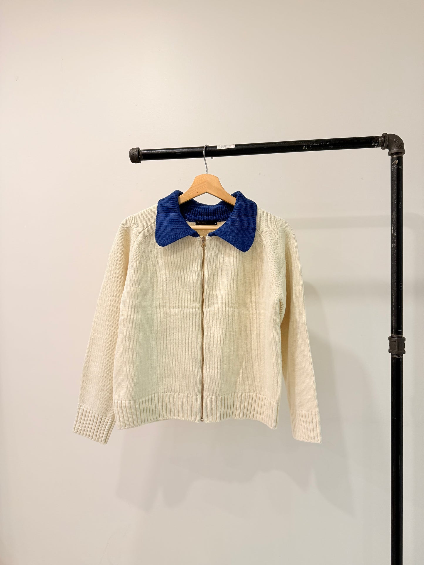 TAKE Contrast collar zip-up