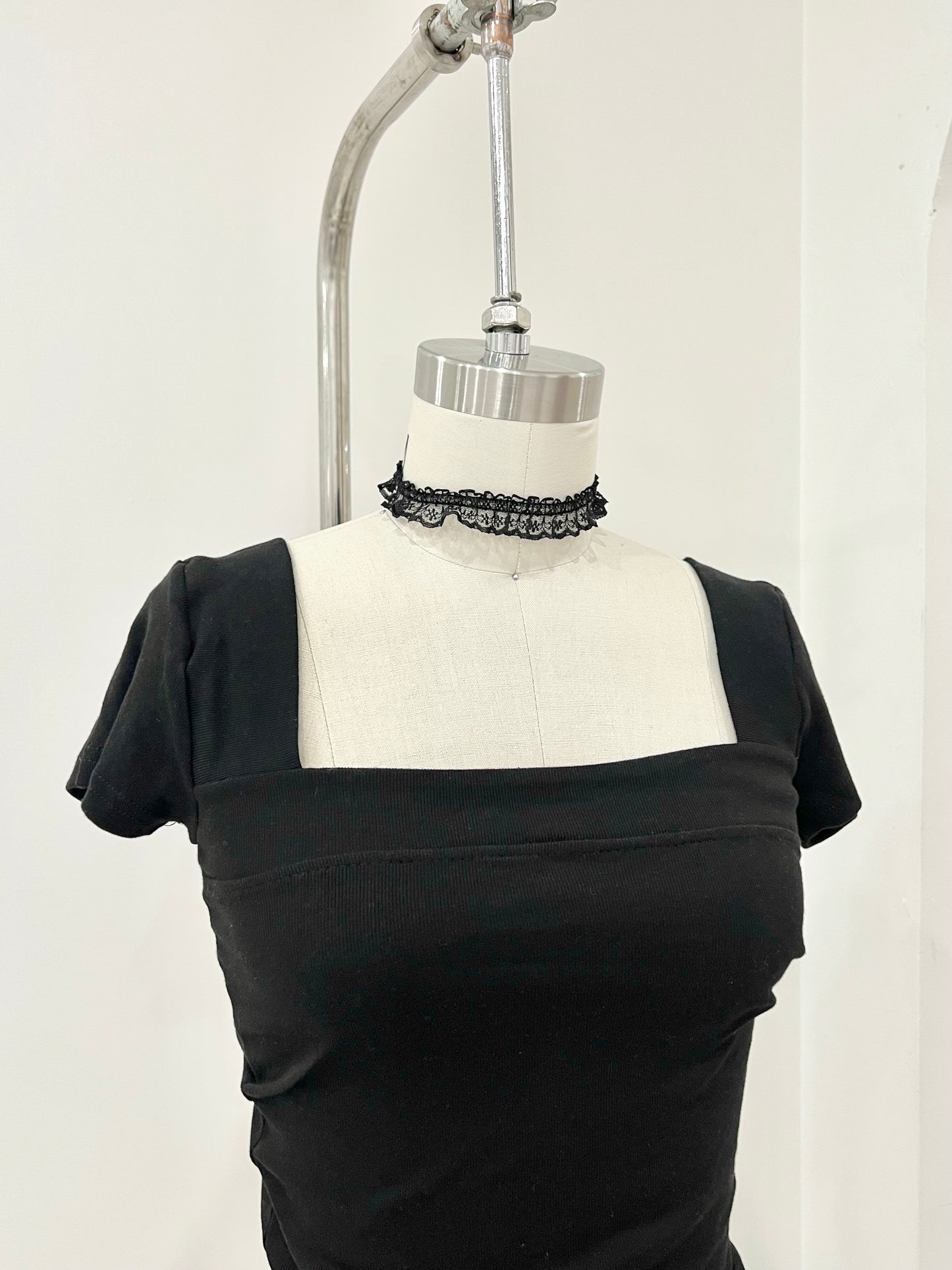 KATHY Lacy tie choker