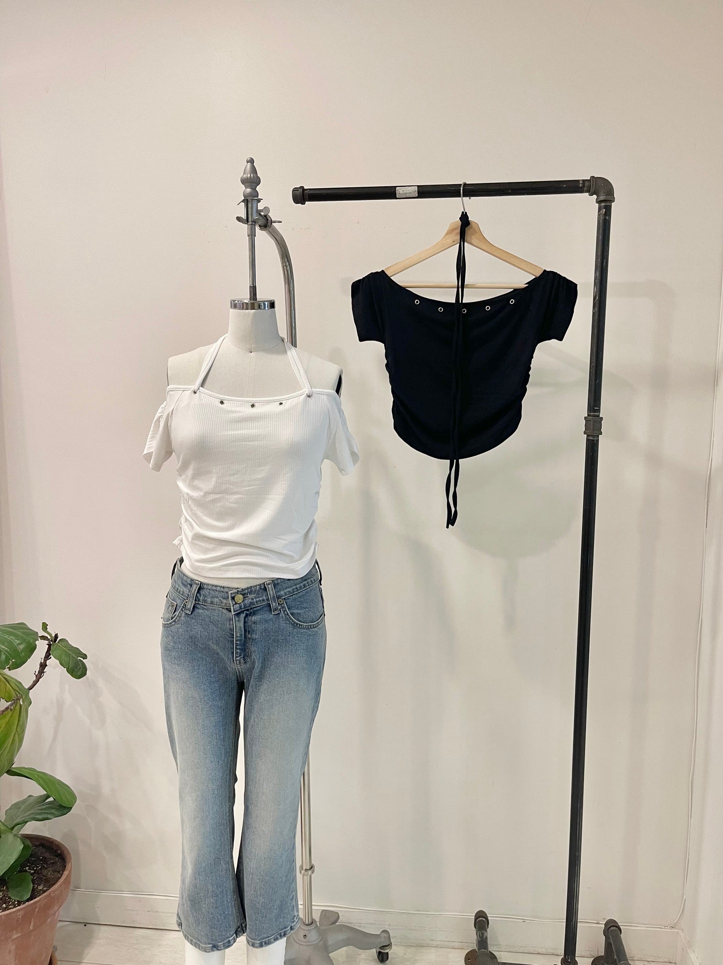 EVIE Eyelet-trim crop tee