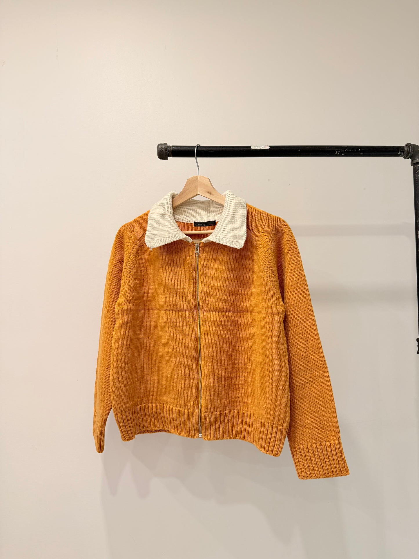 TAKE Contrast collar zip-up