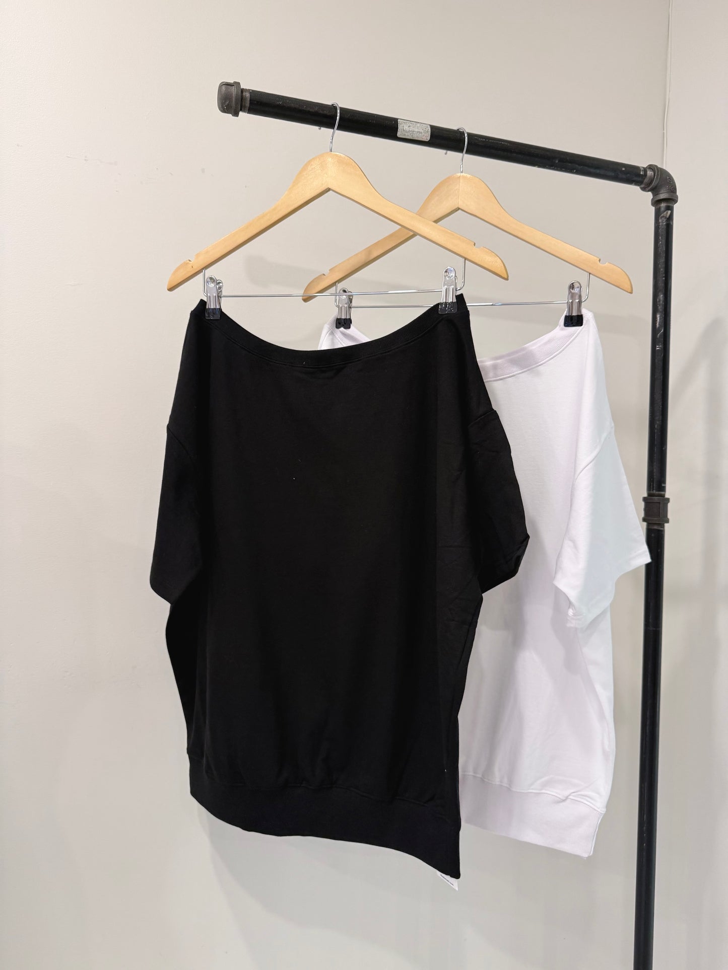 NOVA Off-shoulder tee