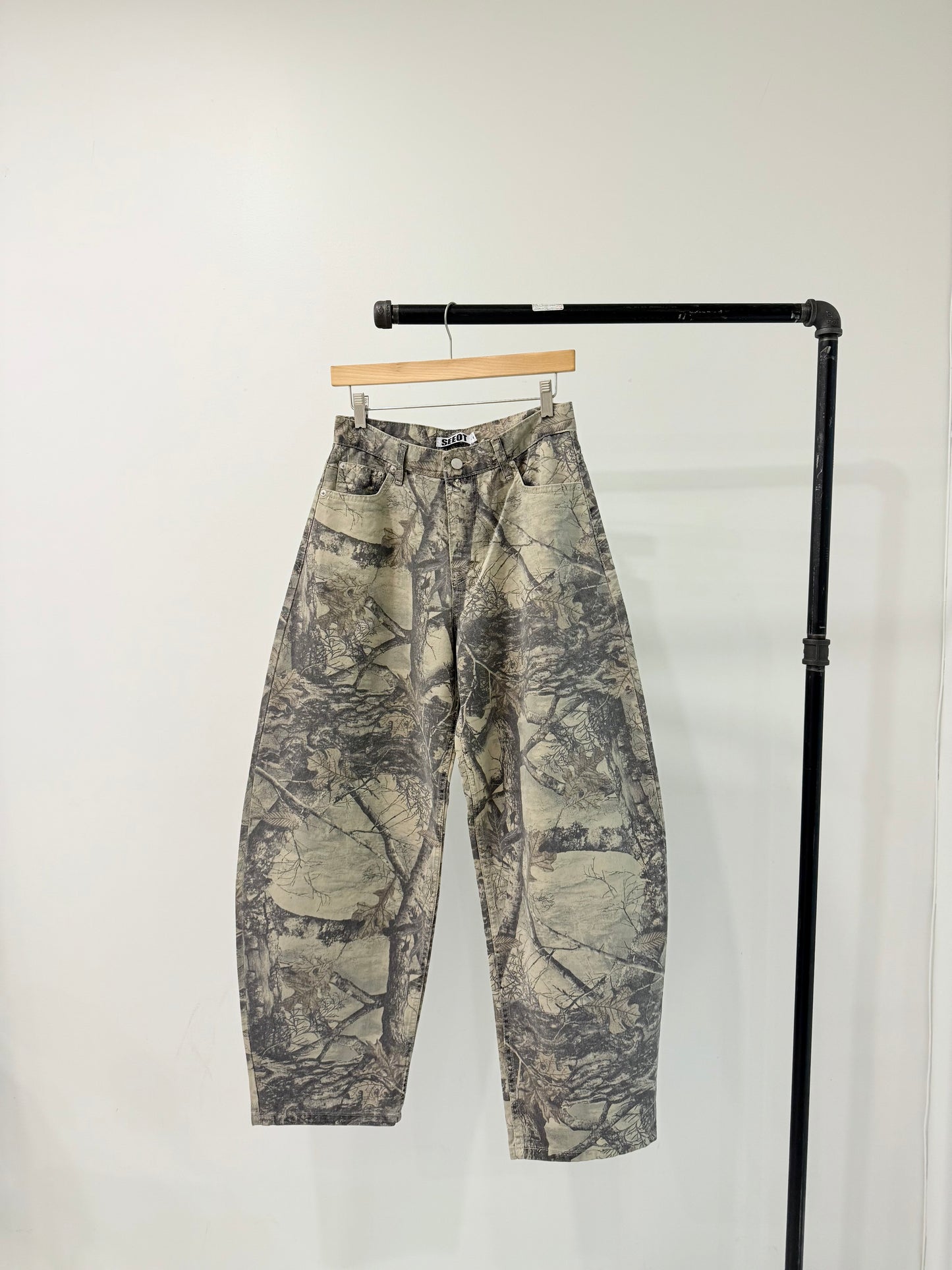 CORTIS  Camo barrel jeans