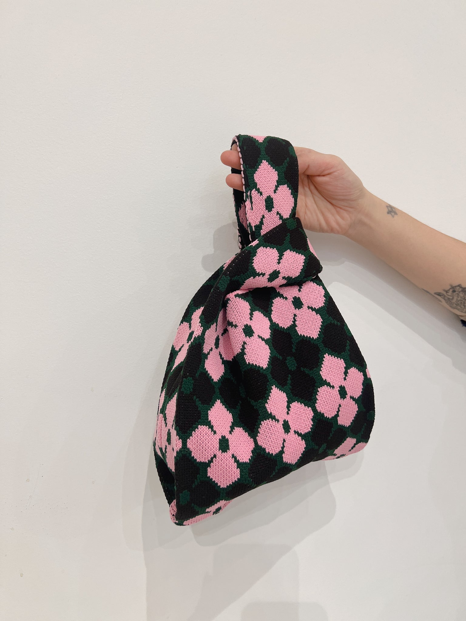 LOOK Flower knit tote bag