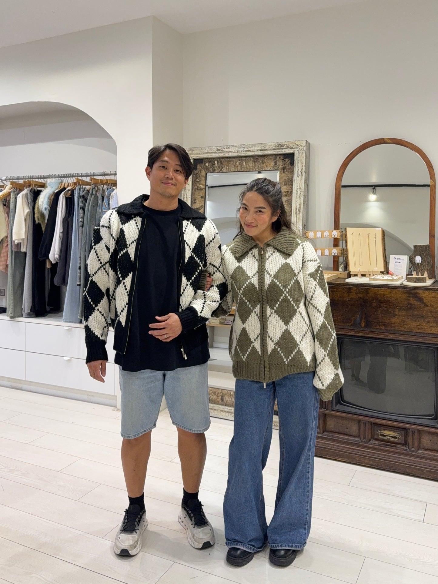 TOHO Argyle zip-up sweater