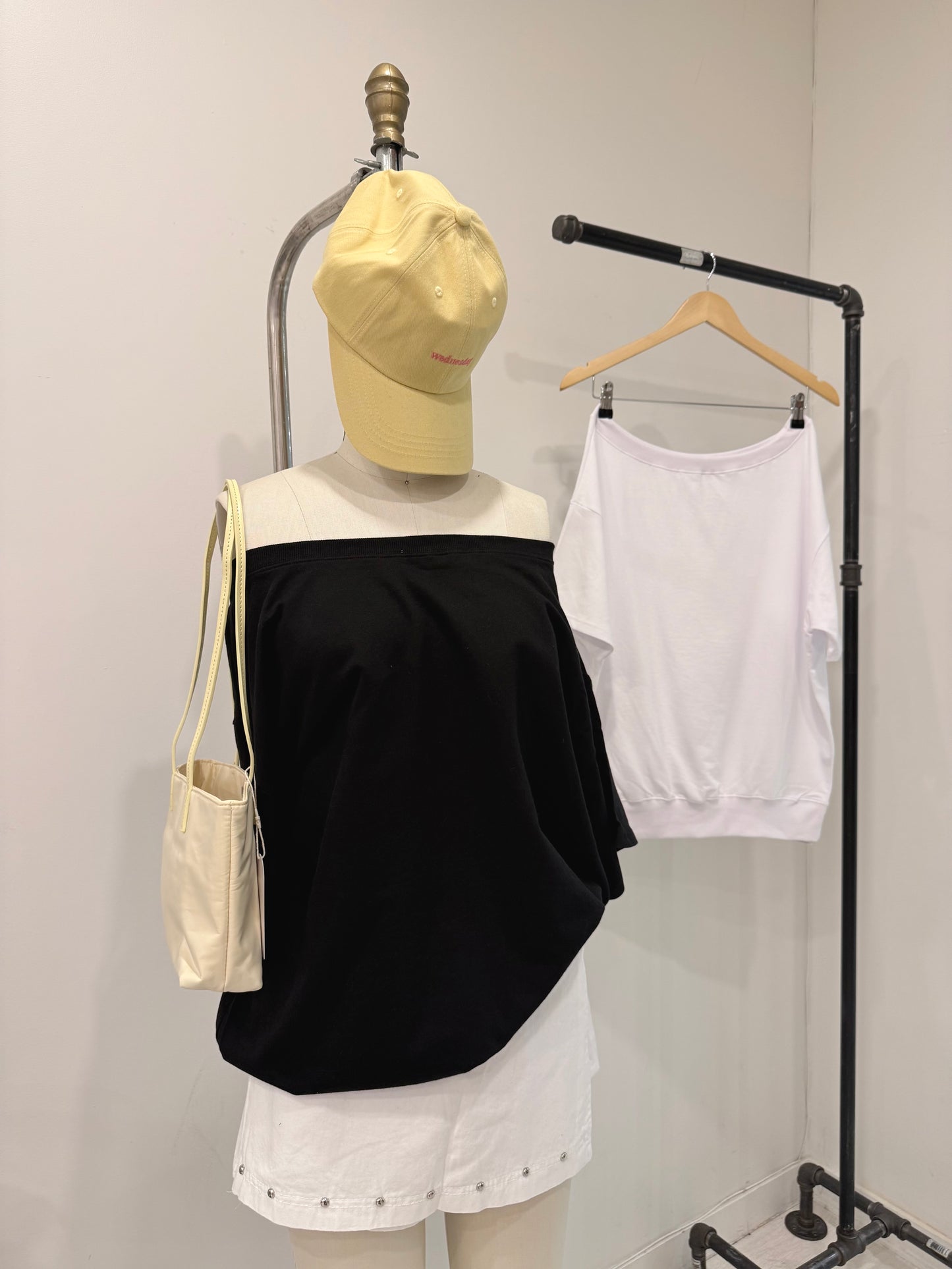 NOVA Off-shoulder tee