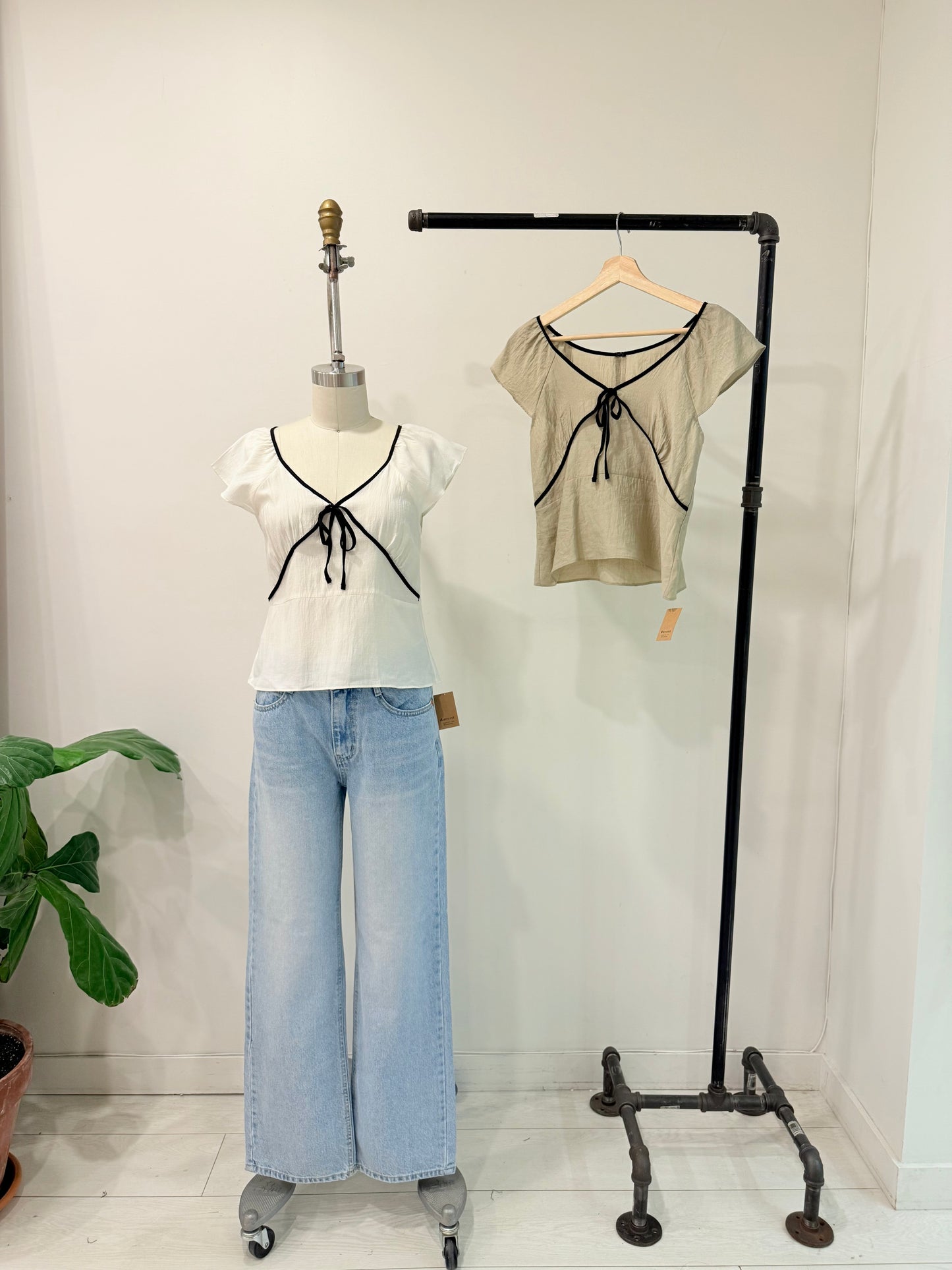 TRILL Contrast Piping top
