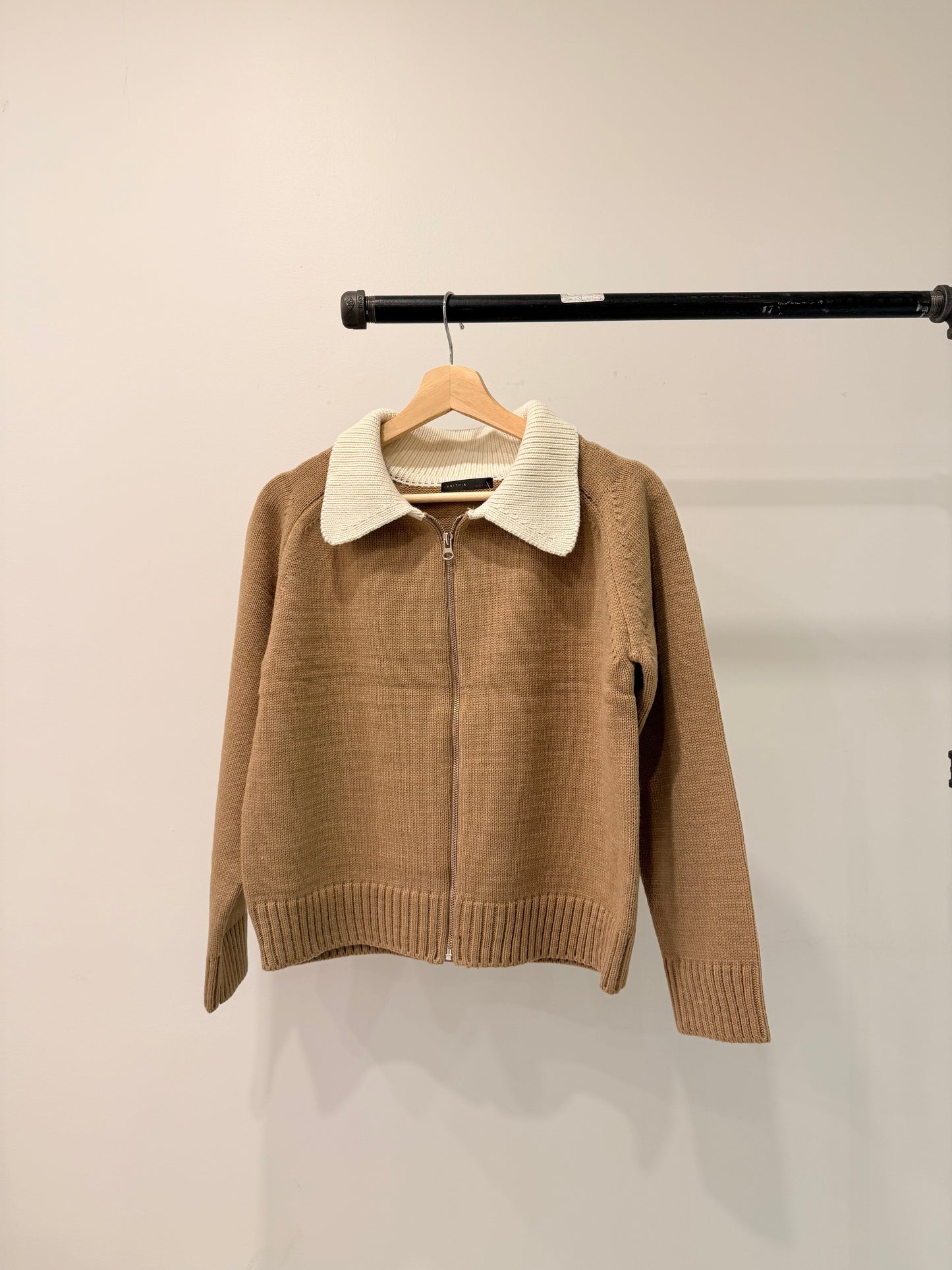 TAKE Contrast collar zip-up