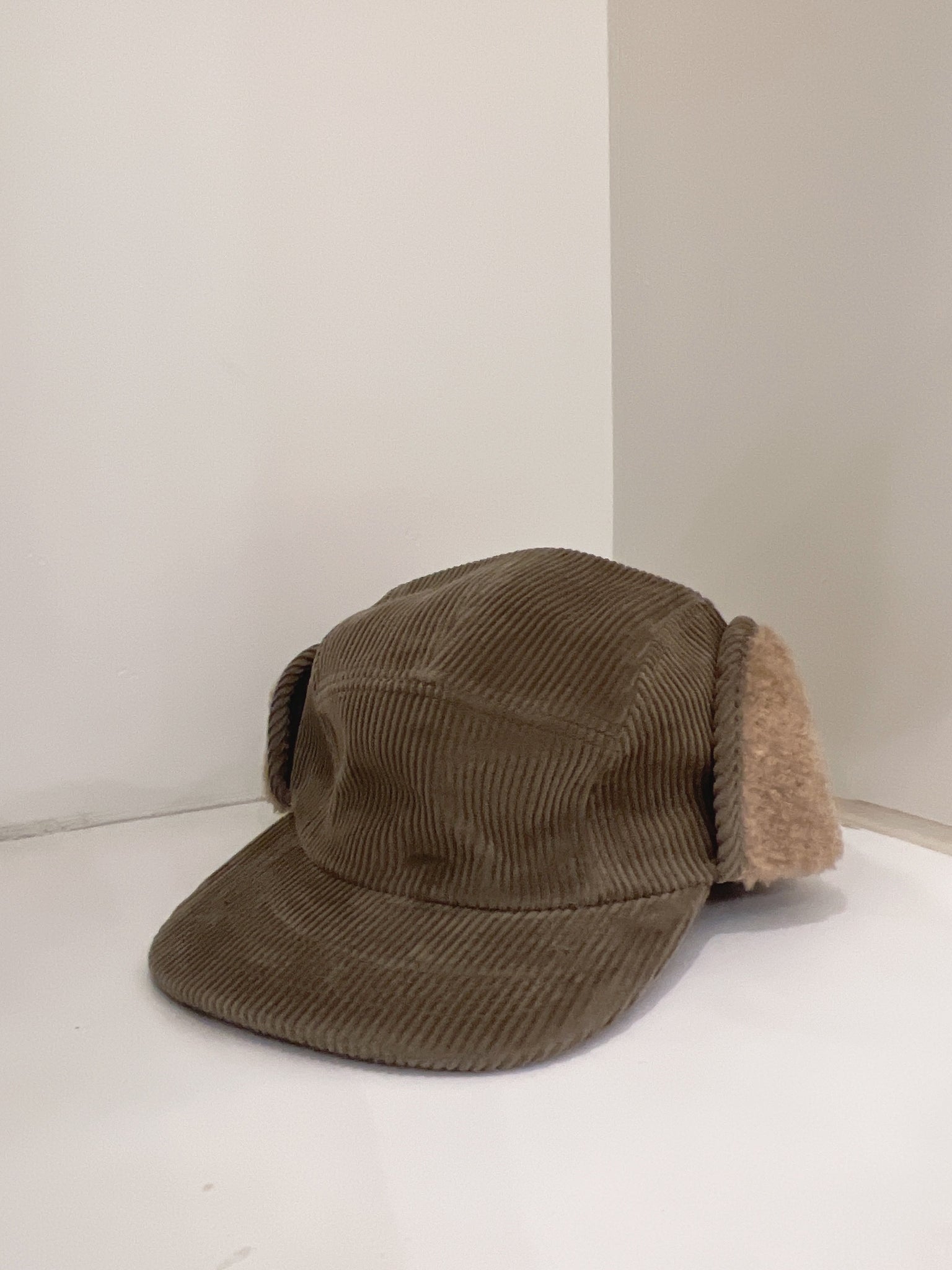 MAIN Corduroy trapper hat