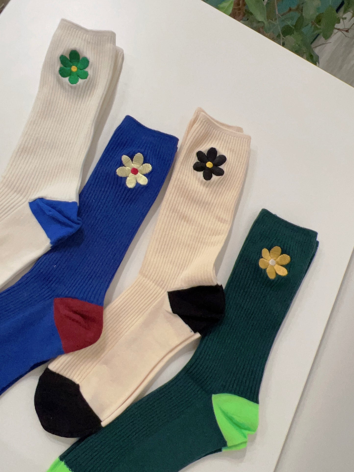 CHARM Embroidered flower socks